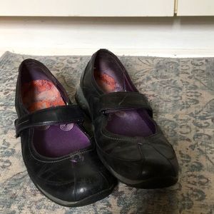 Black leather city hiking shoes. U can trust a Merrell brand, Women’s Size 8.5.